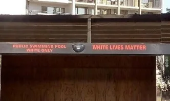 Имало ли е табела Само за бели пред хотел в Слънчев бряг?