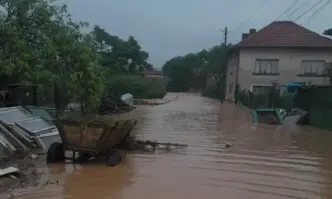 Валежите продължават и в неделя: Общини в бедствено положение, наводнени къщи и отнесени пътища