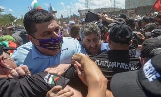 Предозиране: След като се опита да пробие кордона с полицаи на парк Росенец, Мирчев призовава за мирни протести