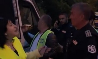 МВР изчака медиите да си тръгнат, за да изгони превозвачите и от входа на София