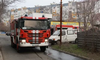 Пожарникари спасяват деца, качили се на високо съоръжение