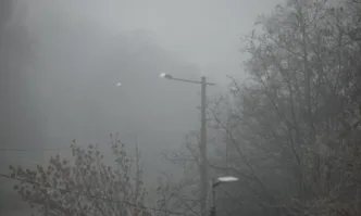 Пътните настилки в страната са предимно мокри на места заледени