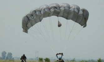 Тежък инцидент с военен парашутист в Чешнегирово