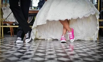 Сватбите отново са на мода, но близо 60% от децата са извънбрачни