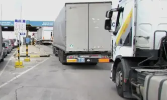 Повече от 24 часа десетки български камиони натоварени със стока