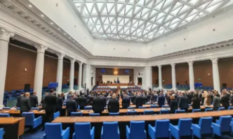Депутатите започнаха работния си ден с минута мълчание в памет