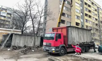 Продължава премахването на незаконните гаражни клетки находящи се в ж к