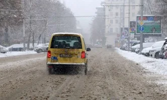 Снегът в София трупа – започнаха обработка на улиците срещу заледяване
