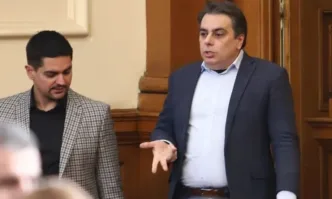 Бившият финансов министър в кабинета Петков Асен Василев умело се