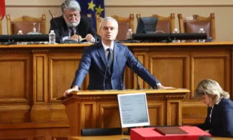 Костадин Костадинов чете стихотворения и заяви, че НС пак е събрал безразборна евроатлантическа тълпа