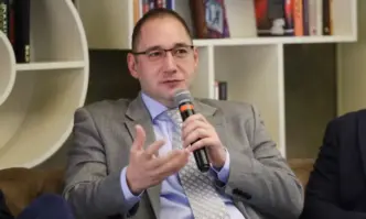 Правилният ход е да се намалят осигуровките наполовина – това