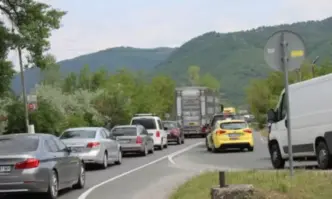 Изключително натоварен е трафикът по пътищата в Благоевградска област Километрично задръстване
