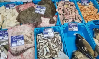 В навечерието на Никулден бургаският рибен пазар е оживен но