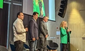 Станалата популярна снимка със затъмнената полупразна зала от събитие на