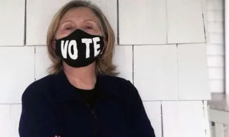 Хилари Клинтън агитира с маска: Гласувай!