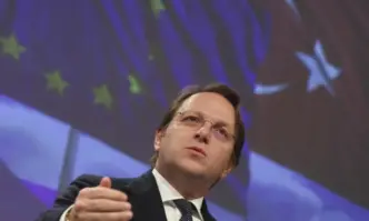 На 8 април понеделник комисарят по въпросите на съседството и