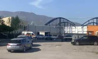 Работник се барикадира в кабинета на главния инженер в гараж Земляне