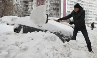 Обилен снеговалеж Москва, съобщава се за проблеми по пътища и летища