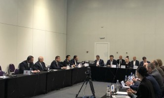 Със срещи в работен формат които не са публични продължават