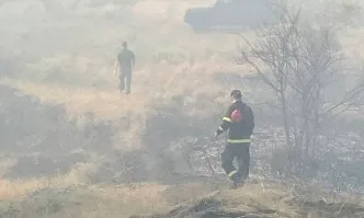 Армия и огнеборци се опитват да овладеят разгорелия се отново пожар край Сандански