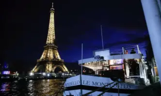 Айфеловата кула една от най големите туристически атракции в света беше