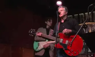 Държавният секретар на Съединените щати Антъни Блинкен свири на китара