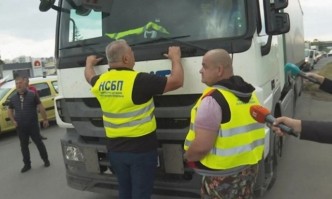 Напрежение на протеста на превозвачите в Бургас съобщава БТВ Демонстрантите