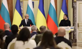 Денков подарил на Зеленски реплика на меч на хан Кубрат. Украинският президент обаче не го видял (ВИДЕА)