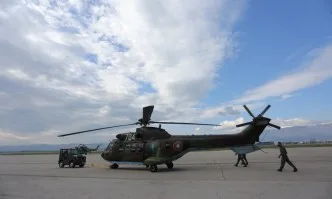 Вертолет Кугар участва в гасенето на голям горски пожар край Хисаря