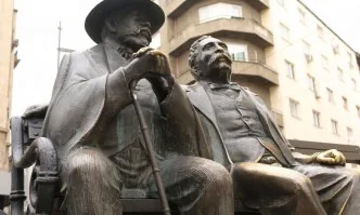 Статуята на баща и син Славейкови се сдоби с нов бастун
