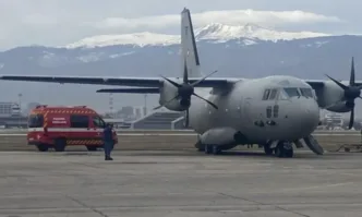 Военнослужещи със самолет C 27J Spartan от състава на 16 а авиационна