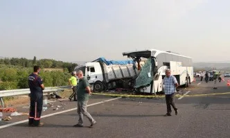 15 души загинаха и 17 бяха ранени при катастрофа на пътнически автобус в Турция