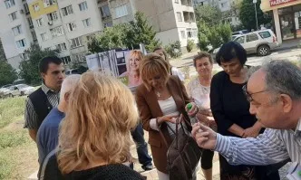 Мая Манолова на срещи с бедни и болни хора с чанти за хиляди