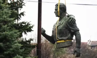 Премахнаха фигурата на българския работник от Паметника на Съветската армия