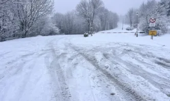 На Коледа обилни снеговалежи и усложнена зимна обстановка създадоха сериозни