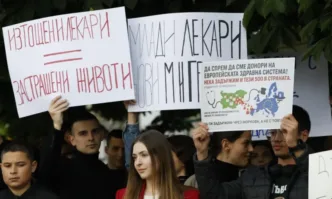 Млади лекари и медицински сестри провеждат протест с настояване за