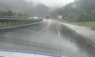 Временно се ограничава движението по активната лента в посока Варна