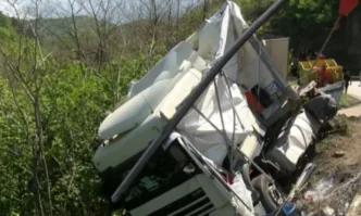 Извадиха падналия ТИР от Прохода на Републиката