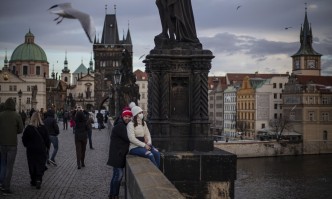 Правителството ще разшири и мерките за масово тестванеЧешката република съкращава