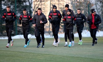 Поради установен технически проблем със самолета с който националният отбор