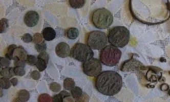 Иззеха голямо количество археологични предмети и старинни монети