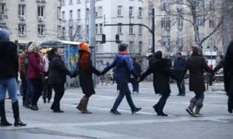 Позатихналата драма с хорото пред Народния театър Иван Вазов се