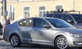 Героизмът на Радев е трогателен. Пътува с бронираната лимузина на НСО, после се мести за няколко метра в десината шкодичка