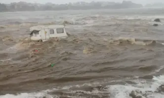 Снощи морето изхвърли на брега мъж който всеки момент очакваме