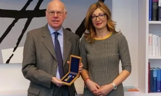 Захариева награди със Златна лаврова клонка председателя на фондация Конрад Аденауер