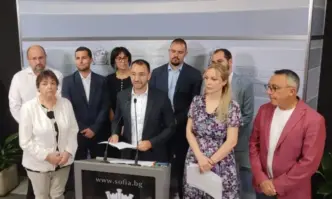 На брифинг по рано през деня общинските съветници от ГЕРБ СДС Мирослав