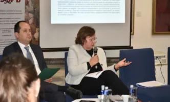 Кметът на Община Ловеч Корнелия Маринова приветства като домакин участниците