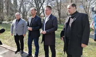 Ангел Джамбазки с обиколка в Бургас, поднесе цветя пред паметника на Тодор Александров
