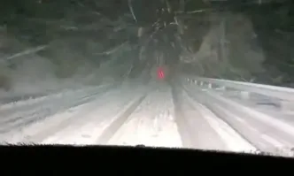 Силни пориви на вятъра и обилен мокър сняг оставиха селата в Кюстендилско без ток