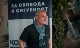 Арогантна демонстрация на това че старата ченгеджийница след като овладя